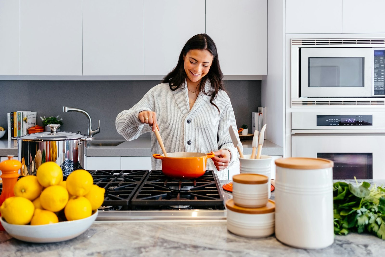 Silicone kitchen gloves for handling cookware