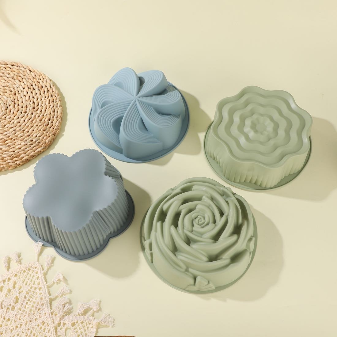 Comparison of silicone lunch boxes, baby tableware, and chocolate molds